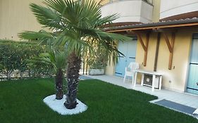 Residence Elisa Piano Terra Con Giardino E Posto Spiaggia Incluso